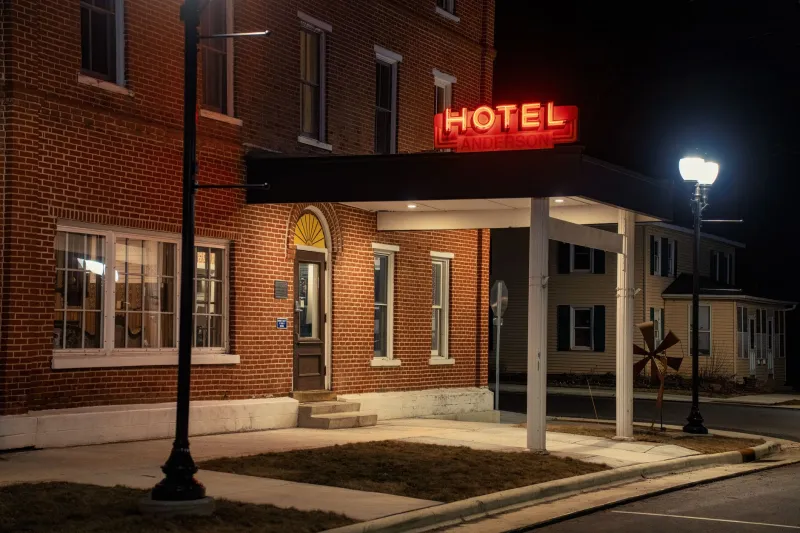 Main Street After Dark: The Small-Town Neon Revival Rewriting American Identity